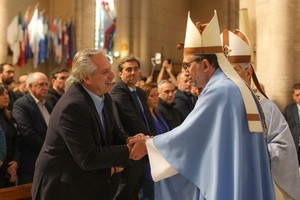 Alberto y su saludo con el arzobispo. Crédito: José Mateos / Télam