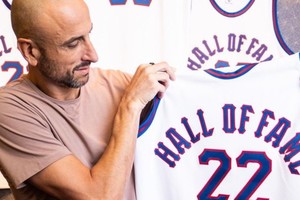 Manu Ginóbili y la camiseta especial de los ingresantes del 2022 al Hall of Fame.