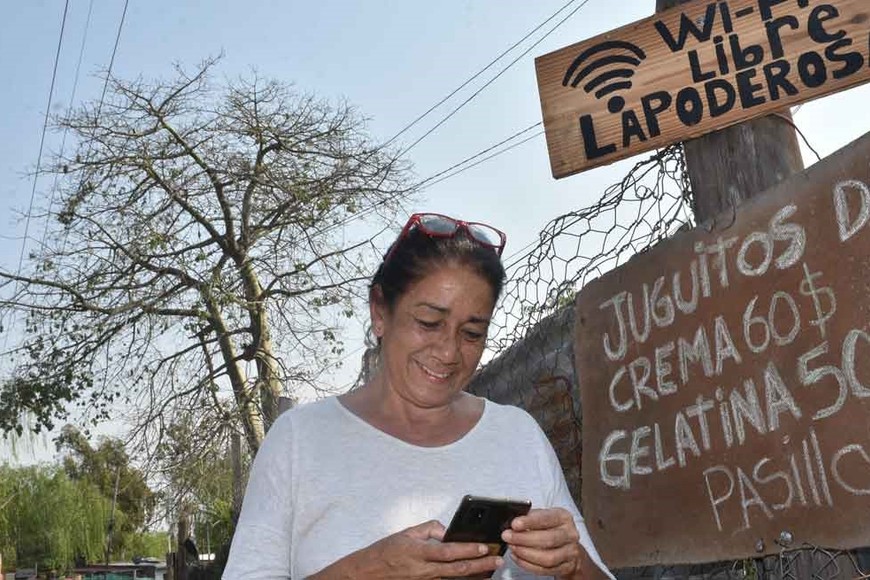 La Poderosa. La organización social fue la que consiguió el servicio para el barrio. Esta es su referente, Claudia Albornoz. Crédito: Flavio Raina.