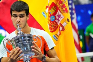 Alcaraz con el trofeo del US Open. Crédito: Robert Deutsch / Reuters