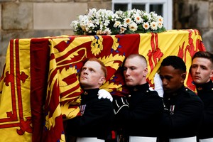 Pallbearers carry the coffin of Britain's Queen Elizabeth as the hearse arrives at the Palace of Holyroodhouse in Edinburgh, Scotland, Britain, September 11, 2022. REUTERS/Alkis Konstantinidis/Pool     TPX IMAGES OF THE DAY