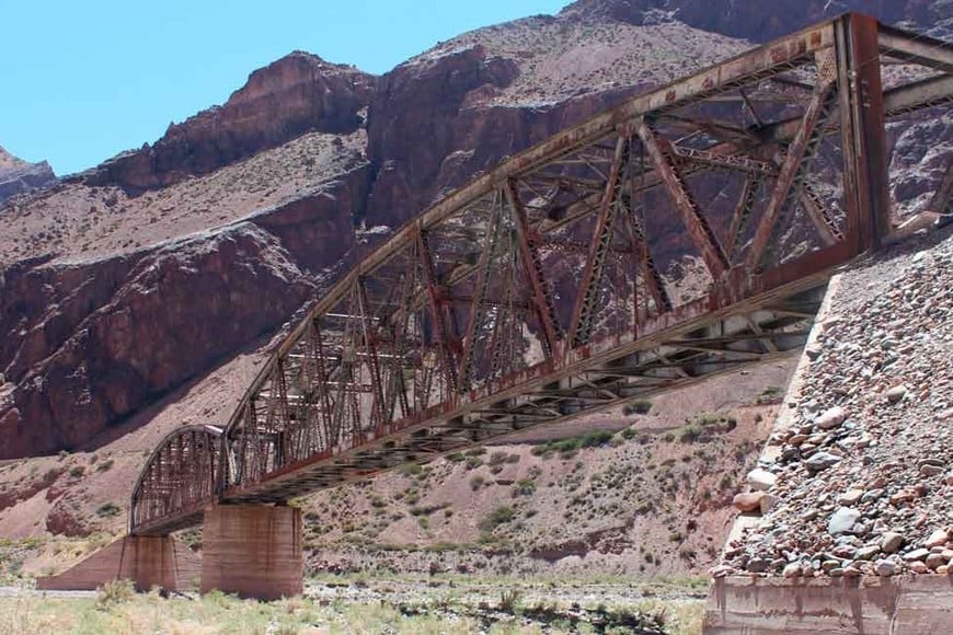 Los cuatro tramos del puente de hierro fueron instalados al pie de la Cordillera de Los Andes.