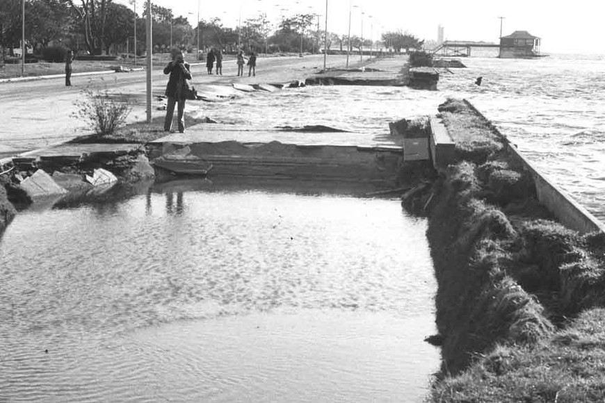 En 1983, la gran inundación golpeó fuerte las costas de la Setúbal. Ese año tumbó parte del Puente Colgante. En la imagen, de fondo se puede ver el pilar.