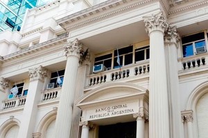 Se espera que en las próximas horas el Banco Central brinde detalles sobre un reajuste en las tasas de interés de los pesos