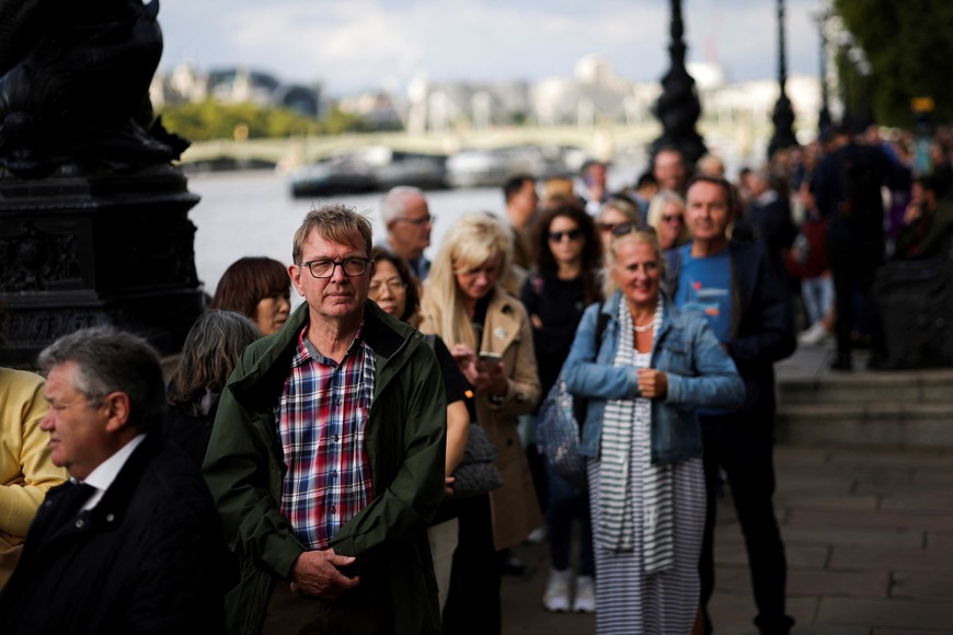 People stand in a queue to pay respect to Britain's Queen Elizabeth, following her death, in London, Britain September 15, 2022. REUTERS/Carlos Barria