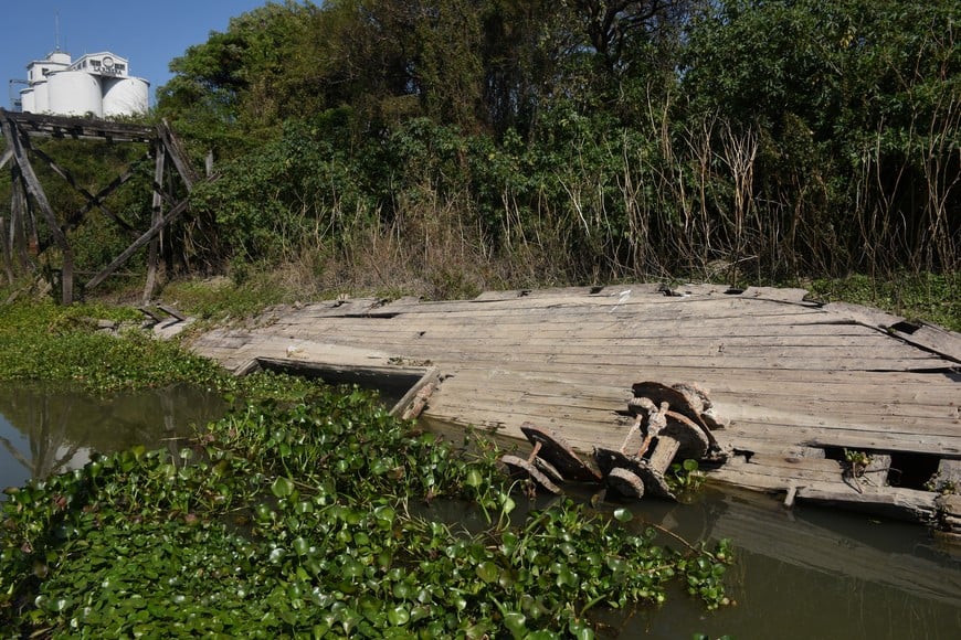 Muelle. Al fondo de la imagen se observa uno de los antiguos muelles de madera que eran usados para estibar estas embarcaciones durante el siglo pasado.  Mauricio Garín.