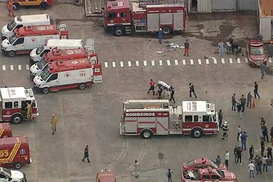 Una importante cantidad de camiones de bomberos dijeron presente.