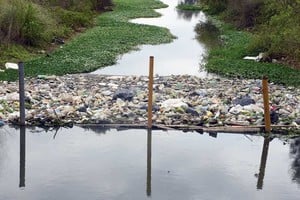 Barrera. Los residuos que llegan por los desagües son contenidos para que no terminen en el río. Crédito: Guillermo Di Salvatore.