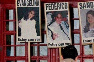 Familiares despiden a los menores asesinados por su compañero de clase en Carmen de Patagones.