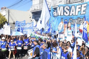 Masiva movilización hacia el Ministerio de Trabajo. Crédito: Guillermo Di Salvatore