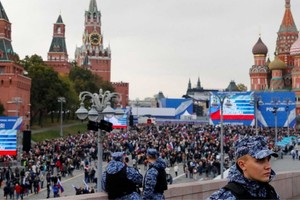 Ciudadanos rusos en la Plaza Roja de Moscú, esperando el anuncio de la anexión.