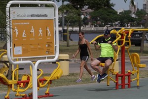 En muchos parques y plazas de la ciudad hay circuitos para aprovechar y hacer ejercicio físico. También hay gran variedad de actividades gratuitas. Foto: Archivo.