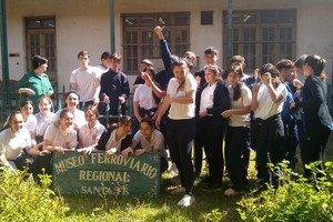 Estudiantes del Aula Radial de Recreo de la Escuela Nuestra Señora de Lourdes en su visita al Museo Ferroviario Regional de Santa Fe.