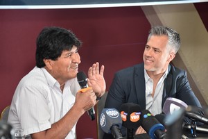 Evo Morales y Leandro Busatto durante una conferencia de prensa en Santa Fe. Crédito: Flavio Raina