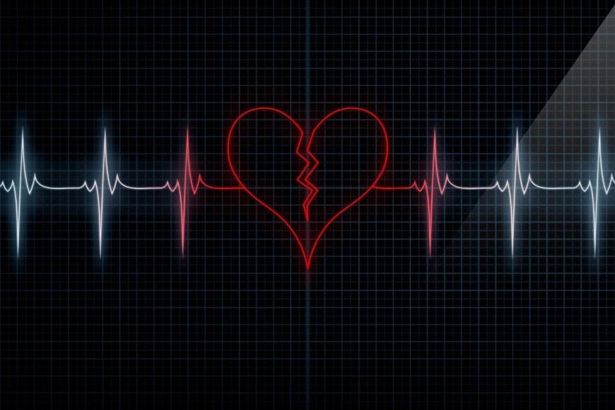 El electrocardiograma puede mostrar anomalías similares a las que se encuentran en algunos ataques cardíacos