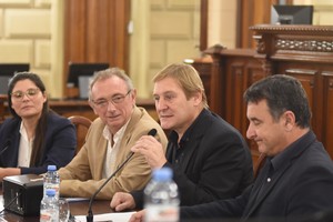 Costamagna con la secretaria Carrizo más Cornaglia y González encabezando la reunión en el recinto del Senado. Foto: Manuel Fabatia.