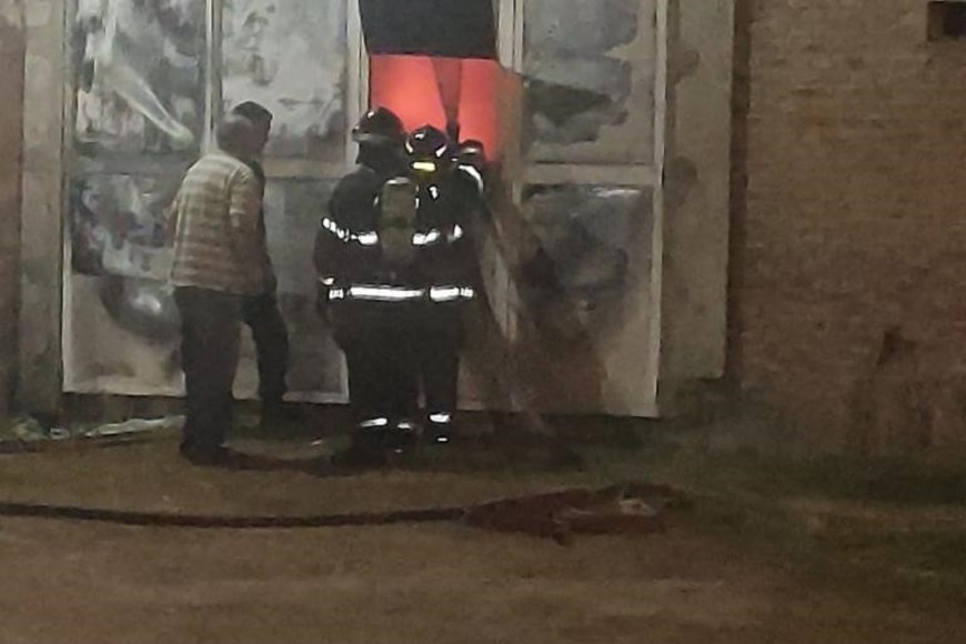 En el lugar trabajaron Bomberos Voluntarios de Sauce Viejo.  Crédito: El Litoral.