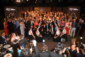 La gran gala culminó con una postal: todos los ganadores juntos en el escenario con las estatuillas alzadas. Crédito: Mauricio Garín