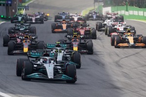 Formula One F1 - Brazilian Grand Prix - Jose Carlos Pace Circuit, Sao Paulo, Brazil - November 13, 2022
Mercedes' George Russell leads at the start of the race REUTERS/Ricardo Moraes