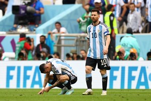 Soccer Football - FIFA World Cup Qatar 2022 - Group C - Argentina v Saudi Arabia - Lusail Stadium, Lusail, Qatar - November 22, 2022
Argentina's Lionel Messi and Angel Di Maria look dejected after the match REUTERS/Hannah Mckay