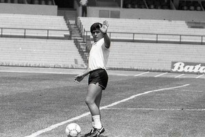 Maradona en el Estadio Olímpico Universitario haciendo reconocimiento de campo, de cara al debut de la selección en el Mundial México 1986. Crédito:  Azcarate/Sánchez para Télam