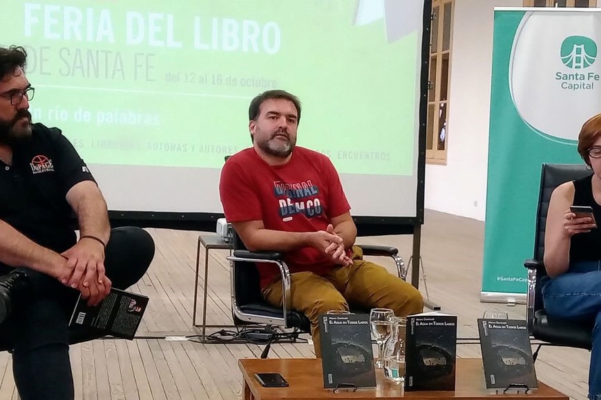 Mauro Gentinetti durante la presentación de su novela en la Feria del Libro de Santa Fe. Foto: Gentileza del autor
