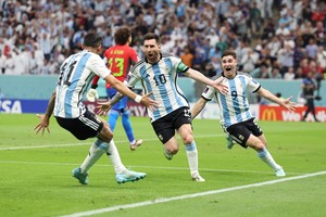 (221126) -- LUSAIL, 26 noviembre, 2022 (Xinhua) -- Lionel Messi (c), Julián Alvarez (d), Angel Di María de Argentina celebran después de una anotación durante el partido correspondiente al Grupo C entre Argentina y México en la Copa Mundial de la FIFA 2022 en el Estadio Lusail, en Lusail, Qatar, el 26 de noviembre de 2022. (Xinhua/Xu Zijian) (oa) (ra) (da)