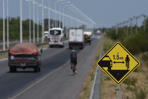 En la autovía 168, colocaron carteles en forma ilegal alertando una ciclovía y que se respete 1,5 metros de distancia  entre un automóvil y una bicicleta.