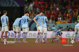 La decepción de los jugadores españoles que no pudieron vencer la defensa marroquí en los 120 minutos y luego no convirtieron desde los doce pasos. Crédito: Reuters/Dylan Martinez