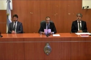 La lectura del veredicto, que se realizó por videoconferencia para todas las partes y con la presencia en el tribunal de los tres jueces, fue realizada por el magistrado Jorge Gorini.