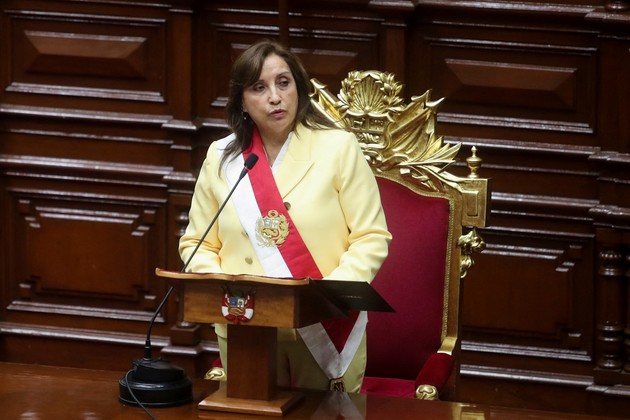 Dina Boluarte juró como nueva  presidenta de Perú
