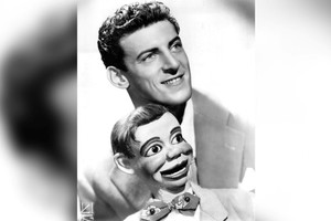 El ventrílocuo Paul Winchell y su marioneta Jerry Mahoney en 1951. Créditos: James Kriegsmann / Wikimedia Commons