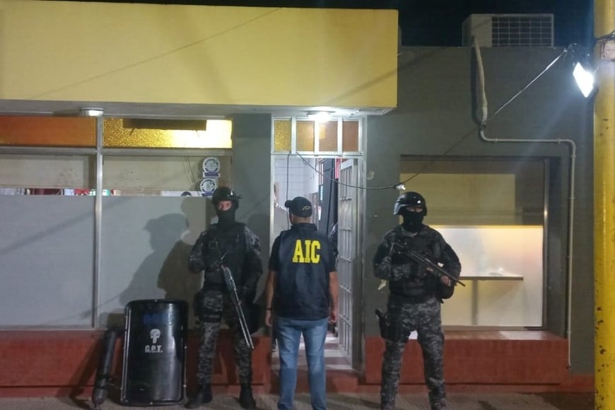 El artista de la movida tropical sLa AIC realizó cuatro allanamientos esta madrugada, uno de ellos en el garito de calle Mitre al 1200 de San Genaro. Crédito: Archivo El Litoralantafesina amenazó con "hacer echar a todos" cuando salga.