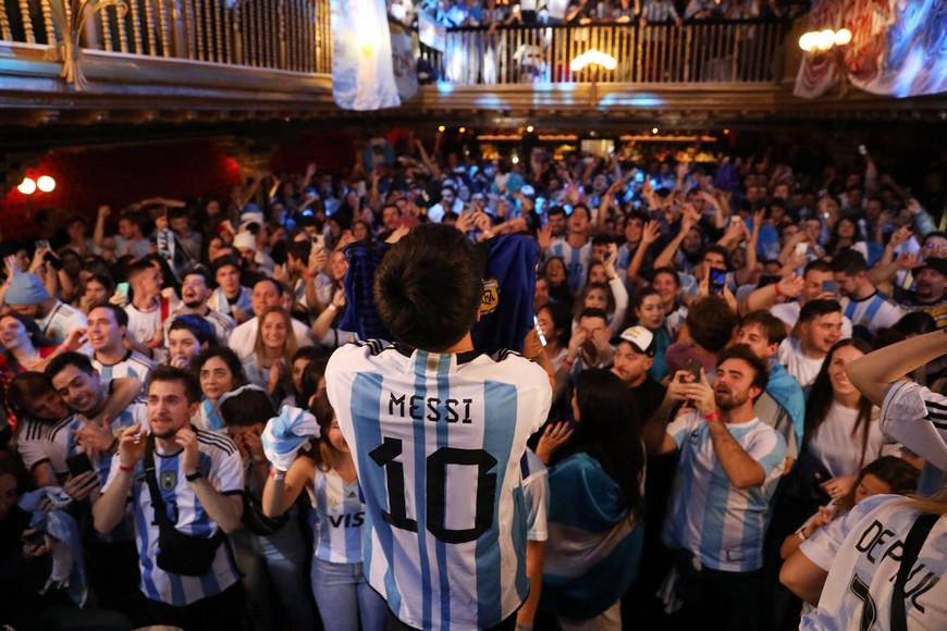 Soccer Football - FIFA World Cup Final Qatar 2022 - Fans in Madrid watch Argentina v France - Madrid, Spain - December 18, 2022 
Argentina fans celebrate winning the World Cup in a bar REUTERS/Isabel Infantes