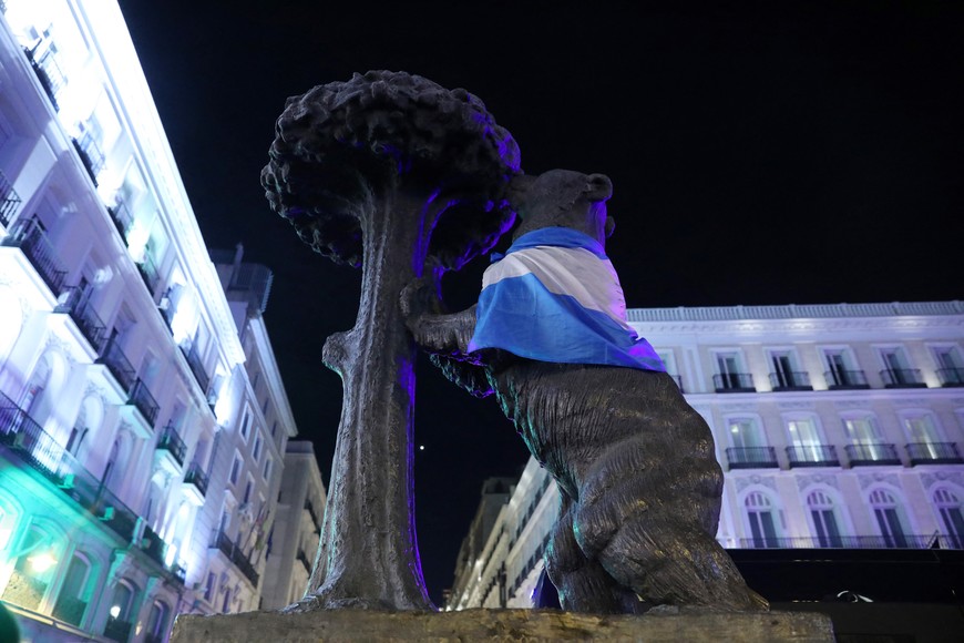 Soccer Football - FIFA World Cup Final Qatar 2022 - Fans in Madrid - Madrid, Spain - December 18, 2022 
A Argentina flag is seen on the El Oso y el Madrono in Puerta del Sol after Argentina won the World Cup REUTERS/Isabel Infantes