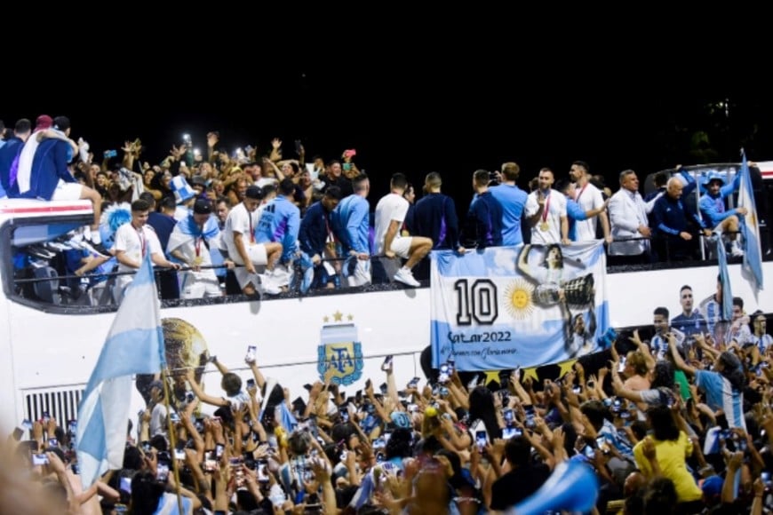 Los campeones y su gente en suelo argentino para el festejo definitivo. Crédito: Mariana Nedelcu / Reuters