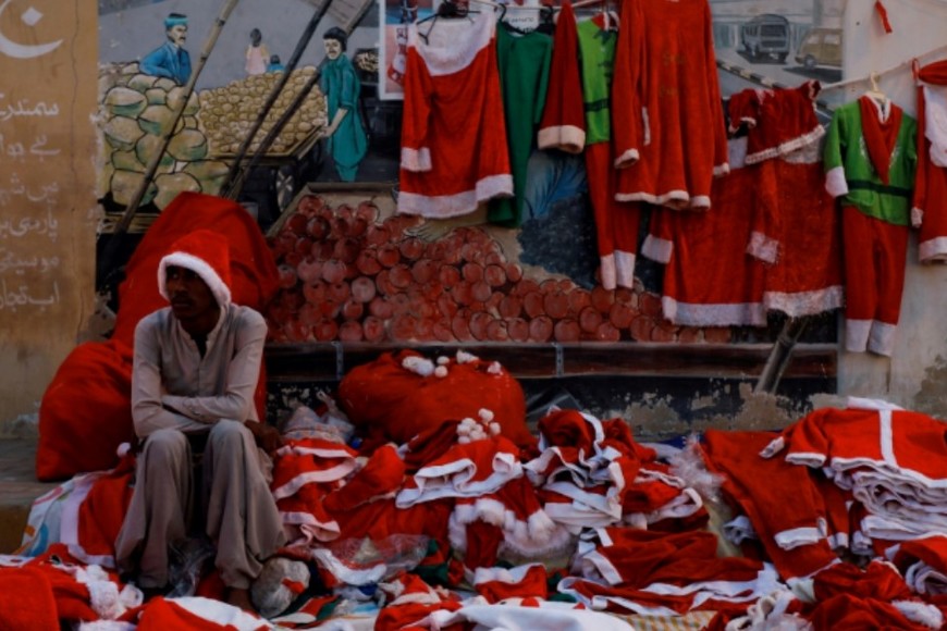 La gente lanza linternas del cielo durante las festividades navideñas en Atenas, Grecia, una costumbre casi extinta en Argentina. Crédito: Reuters