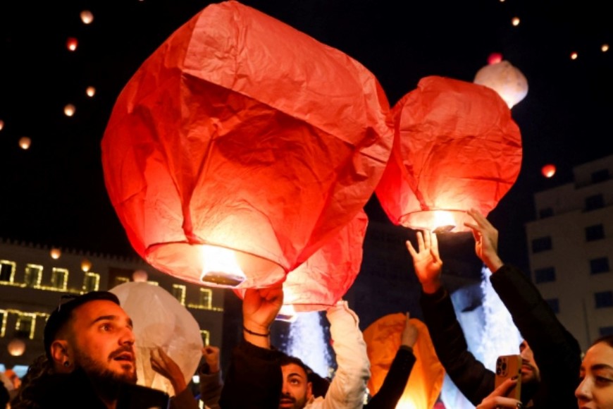 La gente lanza linternas del cielo durante las festividades navideñas en Atenas, Grecia, una costumbre casi extinta en Argentina. Crédito: Reuters