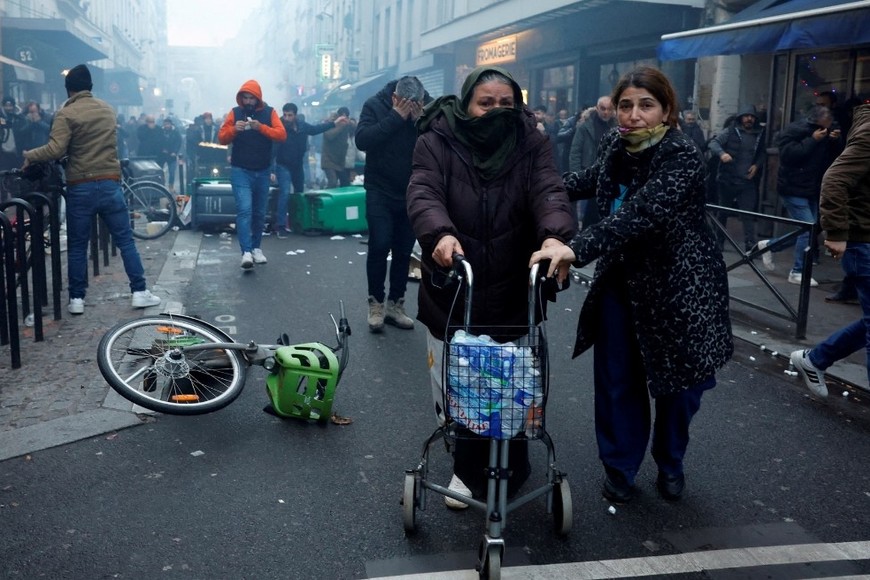 La gente lanza linternas del cielo durante las festividades navideñas en Atenas, Grecia, una costumbre casi extinta en Argentina. Crédito: Reuters