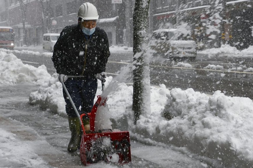 Un hombre quita nieve en una calle de Kanazawa. Créditos: Kyodo/Reuters