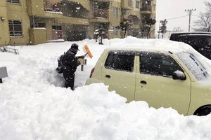 Un hombre limpia la nieve en un estacionamiento en Kitami. Créditos: Kyodo/Reuters