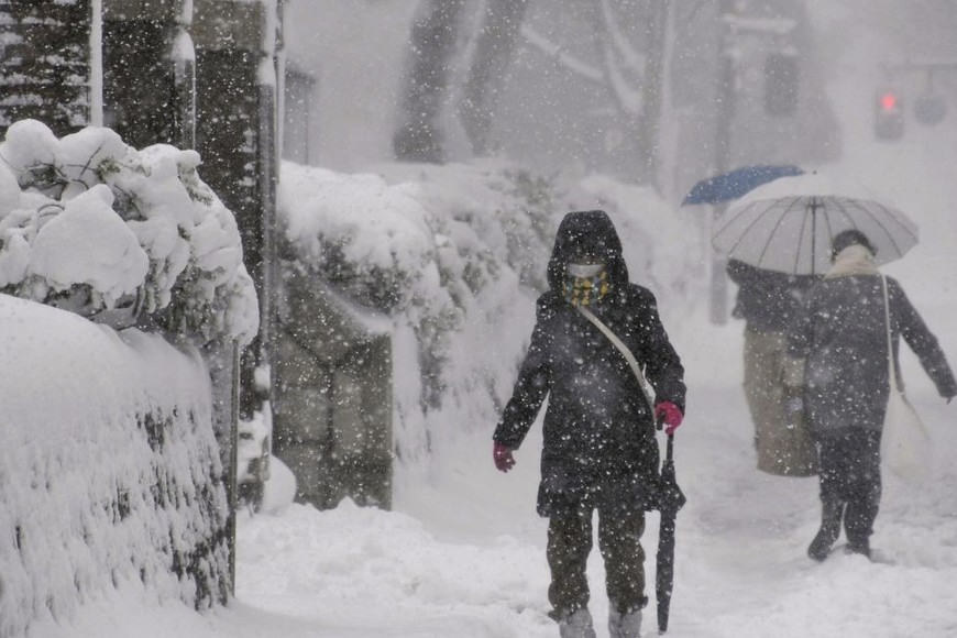 La gente se abre camino en la fuerte nevada en Kanazawa. Créditos: Kyodo/Reuters
