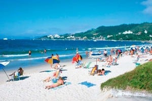 La playa de Jureré Internacionales, una de las más exclusivas de Florianópolis y visitada por argentinos.