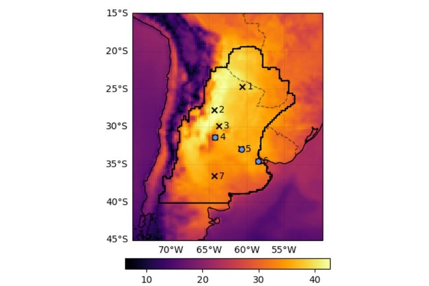 El contorno negro en representa la región de estudio, los puntos azules representan las principales ciudades y las cruces indican las estaciones meteorológicas analizadas en este informe. Crédito: WWA.