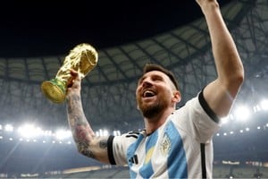 Messi volverá a levantar la Copa del Mundo, ahora ante el público argentino.
Crédito: Reuters
