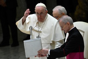 "quisiera que nos uniéramos a los que están aquí a nuestro lado rindiendo homenaje a Benedicto XVI y dirijo mi pensamiento a él, que fue un gran maestro de catequesis", planteó el pontífice