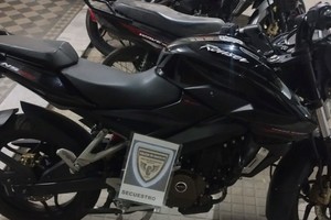 Efectivos de la la Motorizada secuestraron una moto Rouser negra de 200 c.c. denunciada como robada el lunes.  Crédito: Prensa URI.