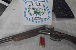 Un pistolón Belga, calibre 14' con dos cartuchos fue hallado en una vivienda de la calle Centenera al 4500.  Crédito: Prensa URI