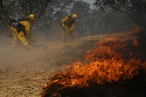 Firefighters work to defend homes from an approaching wildfire in Sonoma, California, U.S., October 14, 2017. REUTERS/Jim Urquhart eeuu california  eeuu incendios forestales en california en la zona vitivinicola de napa incendios forestales
