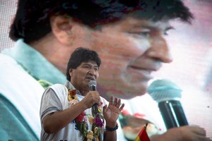(221105) -- VICENTE LOPEZ, 5 noviembre, 2022 (Xinhua) -- El expresidente boliviano, Evo Morales, habla durante el acto de apertura de las deliberaciones para constituir oficialmente la Runasur, en las instalaciones del Club Banco Nación, en la ciudad de Vicente López, Argentina, el 5 de noviembre de 2022. Las deliberaciones para constituir oficialmente la Runasur, organización que impulsa la unidad de los pueblos originarios, movimientos populares, mujeres, jóvenes, afrodescendientes y sindicatos, iniciaron el sábado en Argentina con un multitudinario congreso de delegados y referentes que encabezó el expresidente de Bolivia, Evo Morales (2006-2019). (Xinhua/Martín Zabala) (mz) (jg) (oa) (ra) (da)